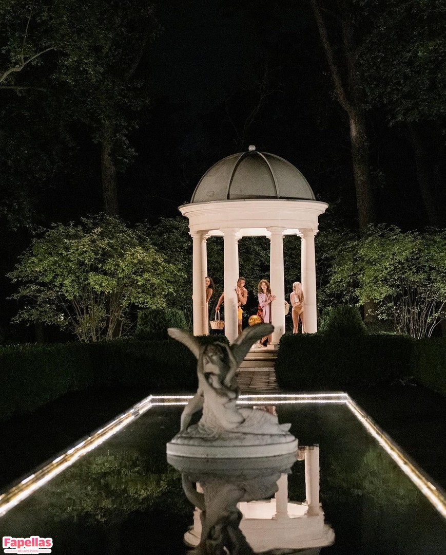 Ariel Winter's Bold Nude Looks: 5 Tips