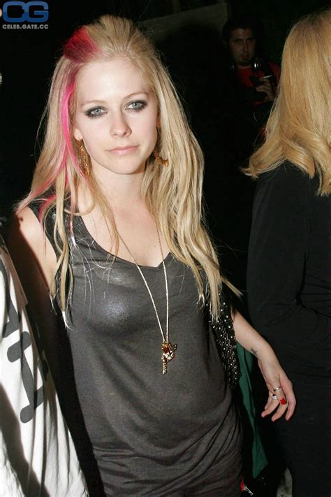 Avril Lavigne's Nude Photo Guide