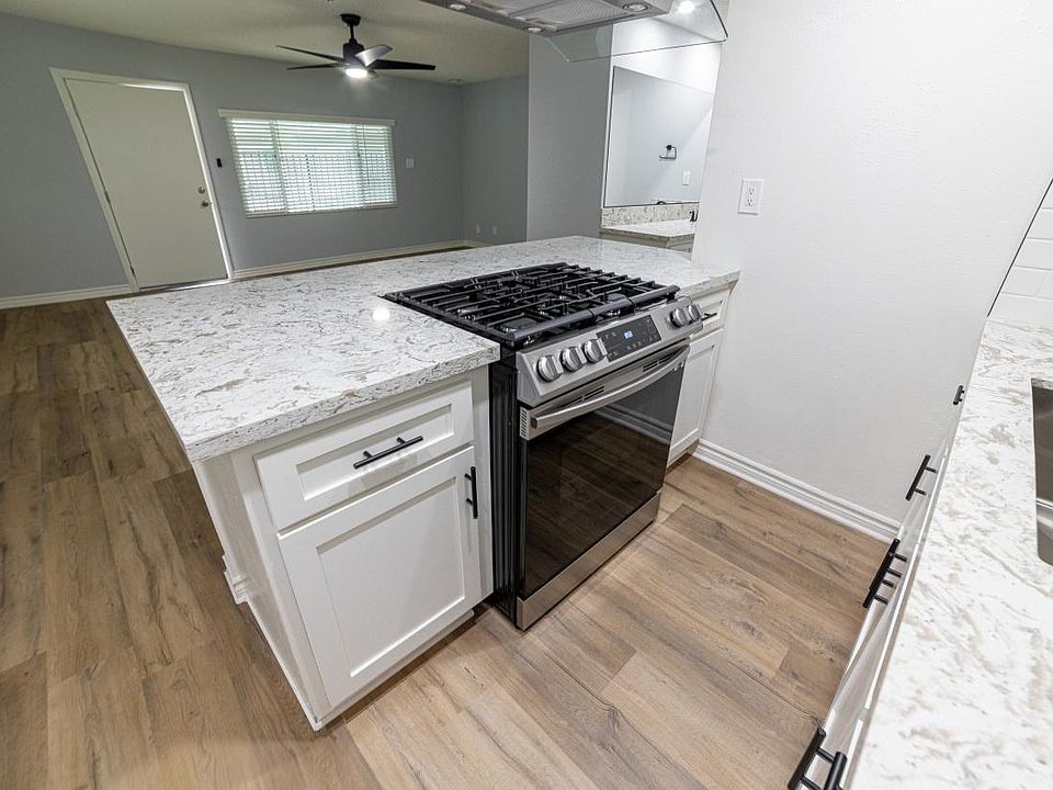 Stratford Apartments Downey Ca 90241 Apartmentguide Com